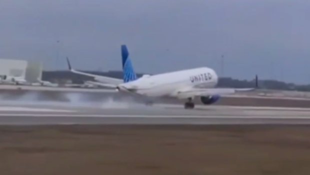 Eniş zamanı sərnişin təyyarəsinin şassisi qopdu &ndash; ANBAAN VİDEO