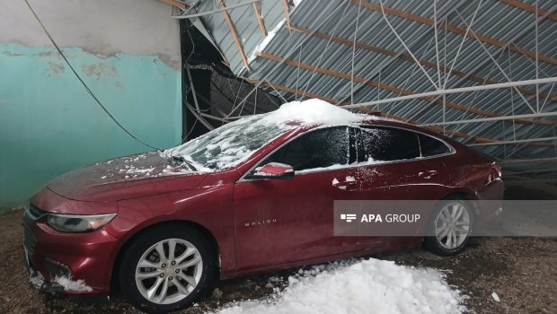 Qazaxda güclü qar fəsadlar yaratdı: Evin talvarı çökdü, avtomobillər əzildi - FOTO