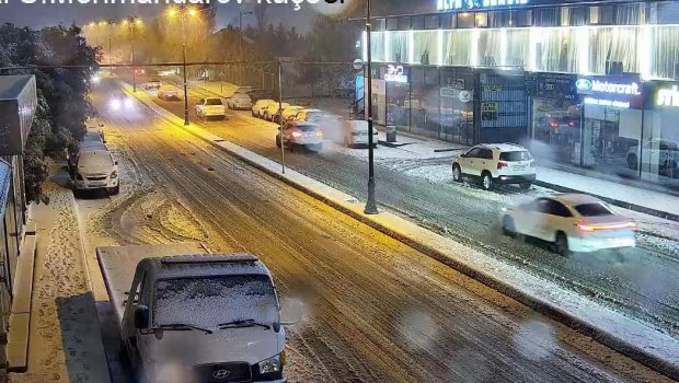 Paytaxt yollarında qar səbəbindən nəqliyyatın hərəkəti çətinləşib - FOTO