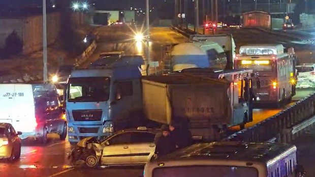 Yasamalda buzlu yol qəza yaratdı, yol bağlandı - FOTO