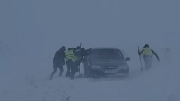 Qarlı havada avtomobil yollarında SON VƏZİYYƏT