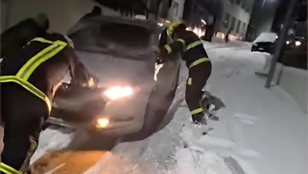 Xankəndidə avtomobillərdə köməksiz qalan şəxslər belə xilas edildi &ndash; VİDEO