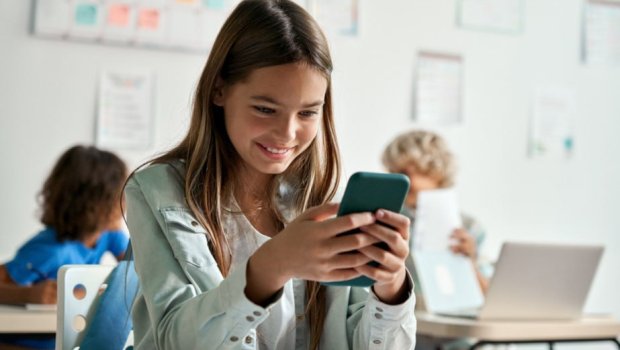 Bu ölkədə məktəblərdə müəllimlərə də telefon qadağası QOYULUR