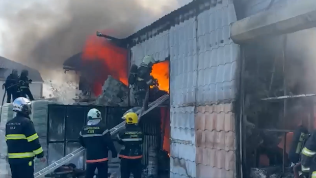 Dərnəgüldə yanan obyektin yaxınlığındakı mağazalar təxliyə edilir - VİDEO