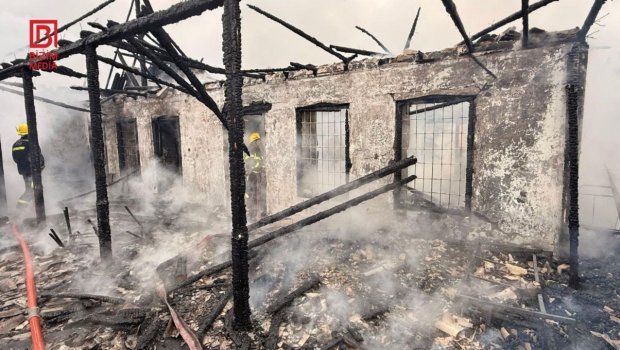 Ucarda ev yanaraq külə döndü &ndash; FOTO/VİDEO