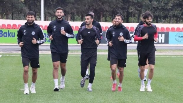 &ldquo;Karvan-Yevlax&rdquo; üç futbolçu ilə YOLLARINI AYIRDI