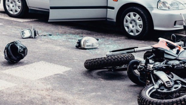 Bakıda avtomobil motosikletlə toqquşdu &ndash; ÖLƏN VAR