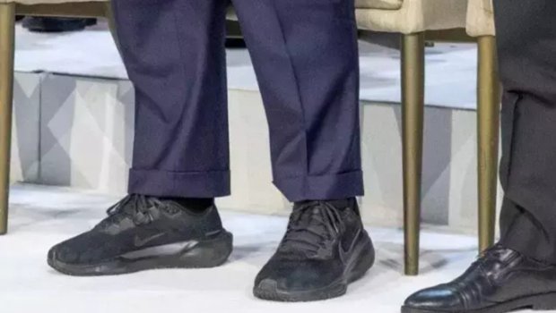 Ayaqqabıları gündəm oldu - Fotolar