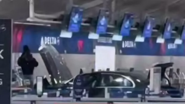 ABŞ-da avtomobil aeroportun girişinə çırpıldı &ndash; Yaralılar var &ndash; VİDEO