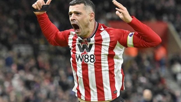 Futbolçu azarkeşlərlə dava etdi - VİDEO