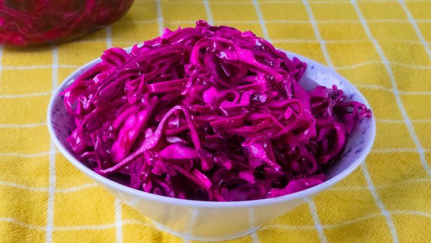 Bazarlarda satılan bu qidaya İran boyaları vurulurmuş: İştahla yeyirik - VİDEO