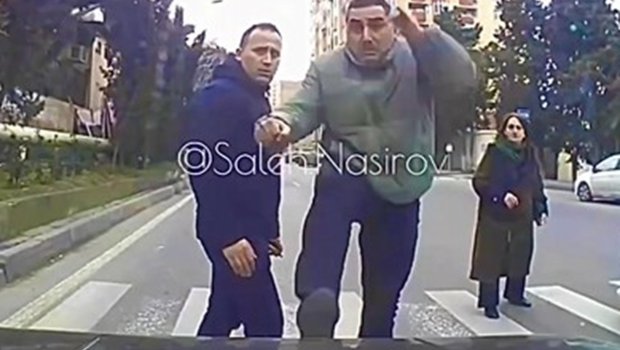 Piyada keçidində maşının üstünə tullandı - Polis araşdırır - VİDEO