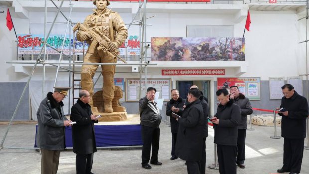 Kursk vilayətində döyüşən Şimali Koreya hərbçilərinin şərəfinə heykəl ucaldıldı &ndash; FOTO