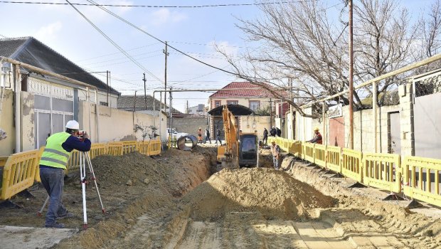 7 küçədə su və kanalizasiya xətlərinin yeri dəyişdirildi &ndash; Üzərində evlər tikilibmiş - FOTO/VİDEO