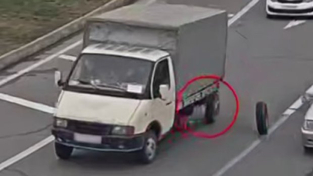 Prospektdə hərəkət edən yük avtomobilinin təkərləri yerindən çıxdı &ndash; ANBAAN VİDEO