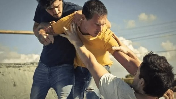 Bakıda qısqanc ər arvadına görə dayısı oğlunu küçədə DÖYDÜ