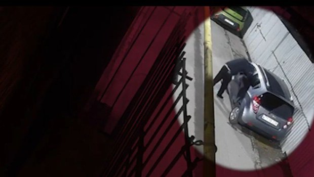 Avtomobillərdən oğurluq edən şəxs kameraya düşdü &ndash; ANBAAN VİDEO