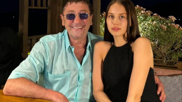 Xalq artisti 19 yaşlı nişanlısından ayrıldı