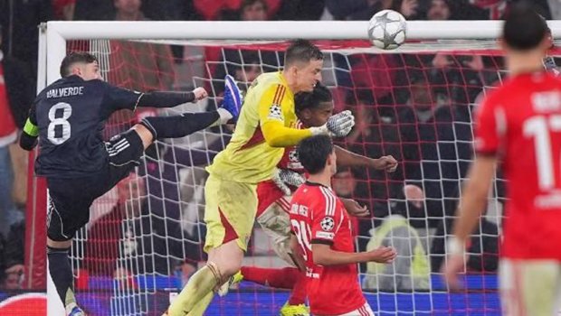 Qapıçı sonuncu dəqiqədə qol vurdu, komandası pley-off-a çıxdı - Video