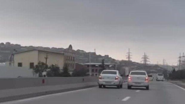Yolda sürət yarışı təşkil edən sürücülər SAXLANILDI &ndash; VİDEO