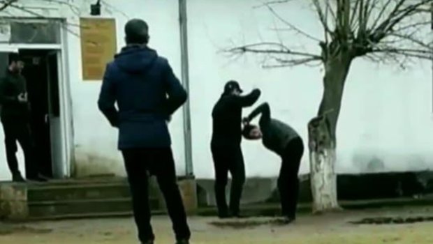 Məktəb direktoru şagirdi döyüb? &ndash; VİDEO