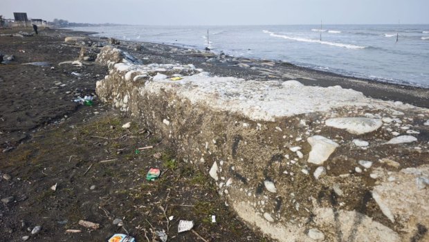 Lənkəranda Xəzər dənizi geri çəkildi &ndash; Görün suyun altından nə çıxdı?