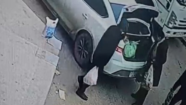 Marketdə &ldquo;kömək etdiyi&rdquo; qadını soydu &ndash; ANBAAN VİDEO