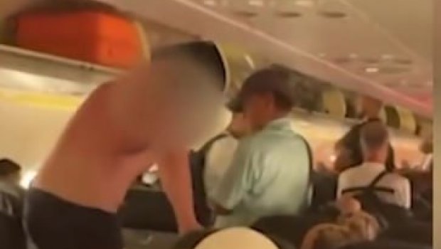 Təyyarədə qorxulu anlar: Rusiyalı sərnişin soyunub... - VİDEO