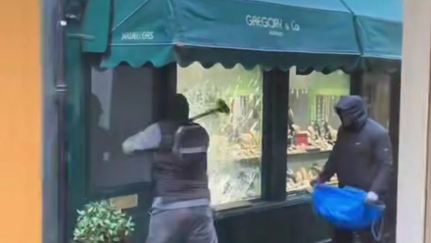 Londonda günün günorta çağı zərgərlik mağazası qarət edildi - ANBAAN VİDEO