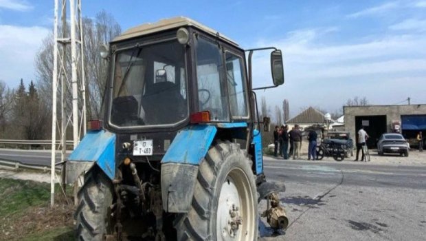 Sabirabadda avtomobil traktorla toqquşdu - Ağır yaralanan var