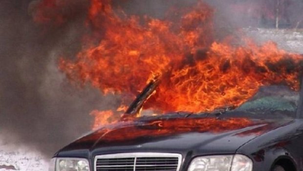 Bakıda &ldquo;Mercedes&rdquo; avtomobili yandı