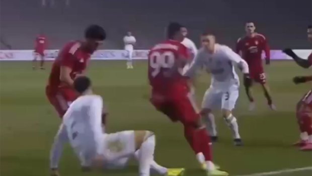 &ldquo;Qarabağ&rdquo;ın oyunçusuna qarşı sərt oynadı, hakim &ldquo;qırmızı&rdquo; vermədi - VİDEO