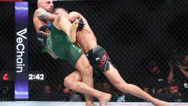 UFC döyüşçüsü Lopesin hər iki ayağı sındı