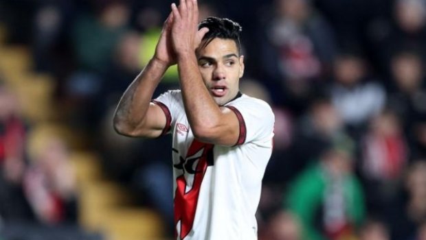 Sabiq "Qalatasaray"lının heykəli ucaldıldı - FOTO