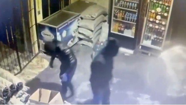 Ucarda maskalı şəxslər mağazadan oğurluq etdilər &ndash; FOTO/VİDEO