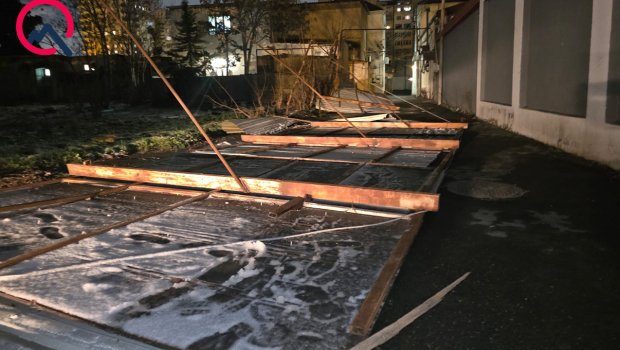 Güclü külək Yasamalda fəsadlar törətdi - Gediş-gəliş çətinləşdi - FOTO