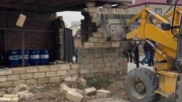 Bu ərazidə qanunsuz tikili söküldü &ndash; VİDEO