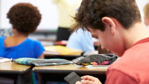 Şagirdlərdə telefon asılılığının QORXUNC FƏSADLARI &ndash; Qadağalar tətbiq etməyin VAXTIDIR