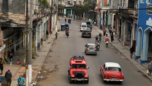 Bu ölkədə yanacaq böhranı - Hotellər, dövlət qurumları bağlanır