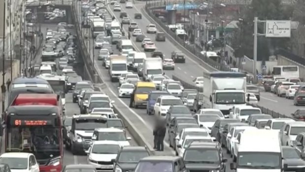 Bakı-Sumqayıt yolunda böyük tıxac: "Düz bir saat 45 dəqiqədir ki, burada qalmışıq" - VİDEO