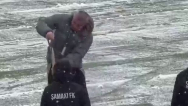 Stadionun qardan təmizlənməsində Qurban Qurbanov da iştirak edir &ndash; VİDEO