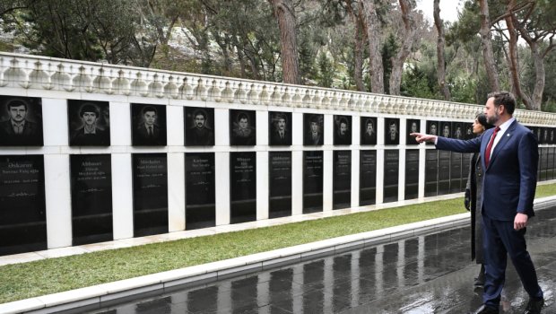 ABŞ Vitse-prezidenti Şəhidlər xiyabanını ziyarət etdi &ndash; FOTO/VİDEO