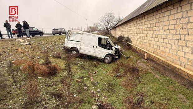 Ucarda avtomobil xəndəyə düşdü - FOTO