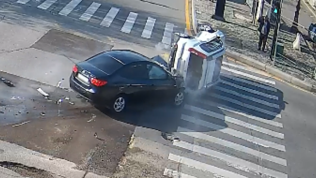 Bakıda qırmızı işıqda keçən sürücü ağır qəza törətdi - ANBAAN VİDEO