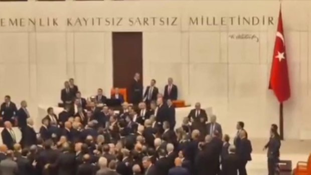 Türkiyə Böyük Millət Məclisində DAVA DÜŞDÜ - ANBAAN VİDEO