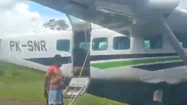 Sərnişin təyyarəsinə hücum: Pilotlar öldürüldü &ndash; VİDEO