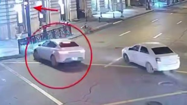 Qırmızı işıqda keçdi, svetoforu yararsız vəziyyətə saldı &ndash; ANBAAN VİDEO