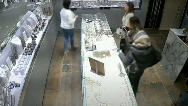 Bakıda mağazadan qızıl oğurlayan qadın kameraya düşdü &ndash; ANBAAN VİDEO