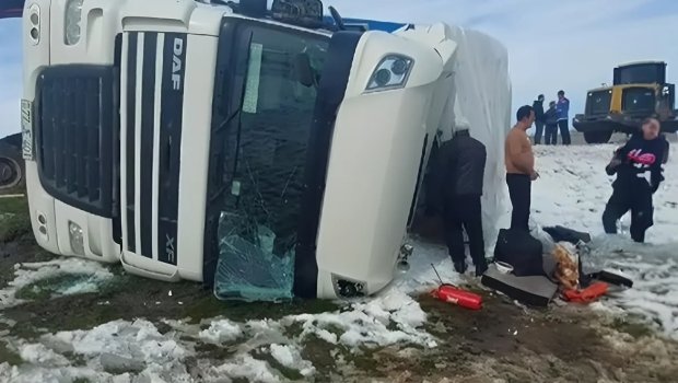 Bakı-Qazax magistralında qorxulu anlar: Yük maşını aşdı &ndash; VİDEO