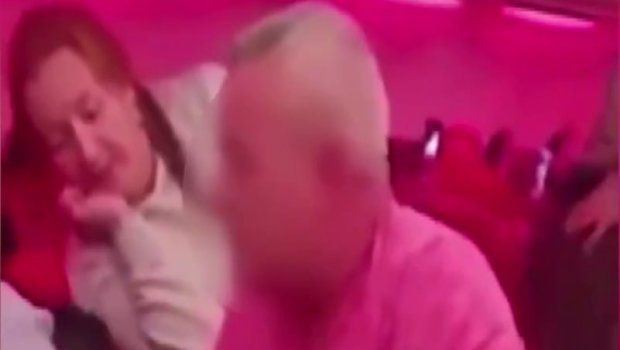 Təyyarədə yumruqlar işə düşdü, təcili eniş etdi - Havada qorxulu anlar - Video